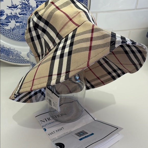 ⭐️Burberry Extra Wide Nova Check Bucket Hat—BEAUTIFUL!! Authentic—Summer-NWT - Picture 1 of 6